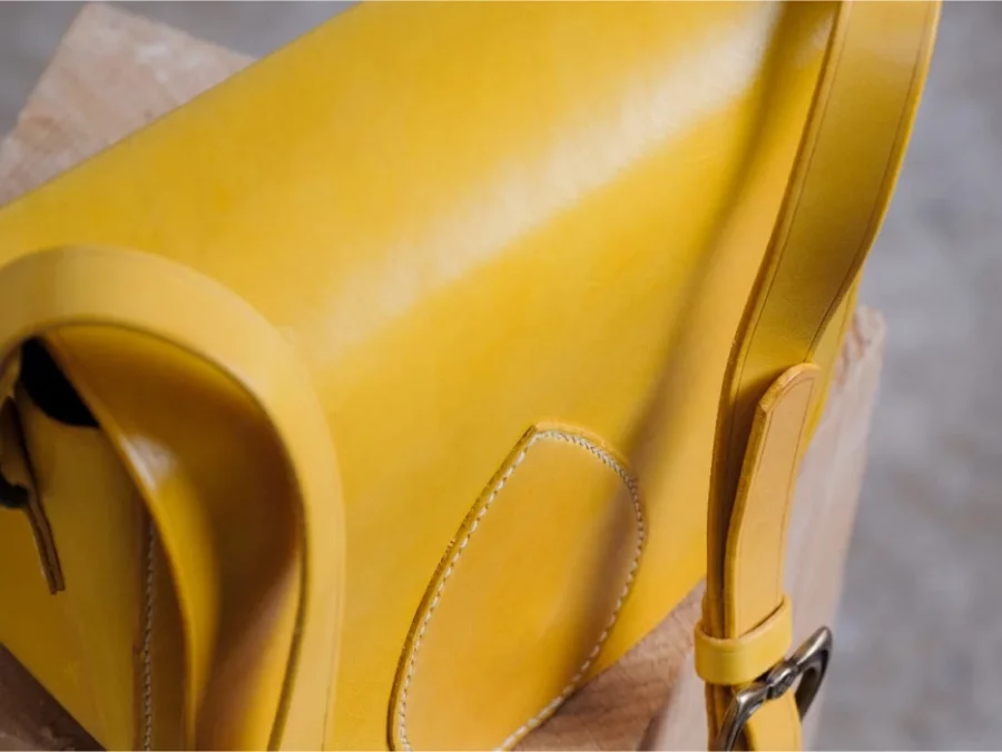 sac jaune en cuir de près