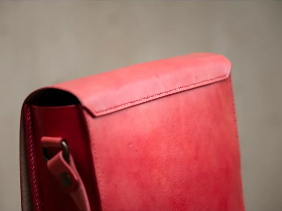 Détails du sac sphinx rouge