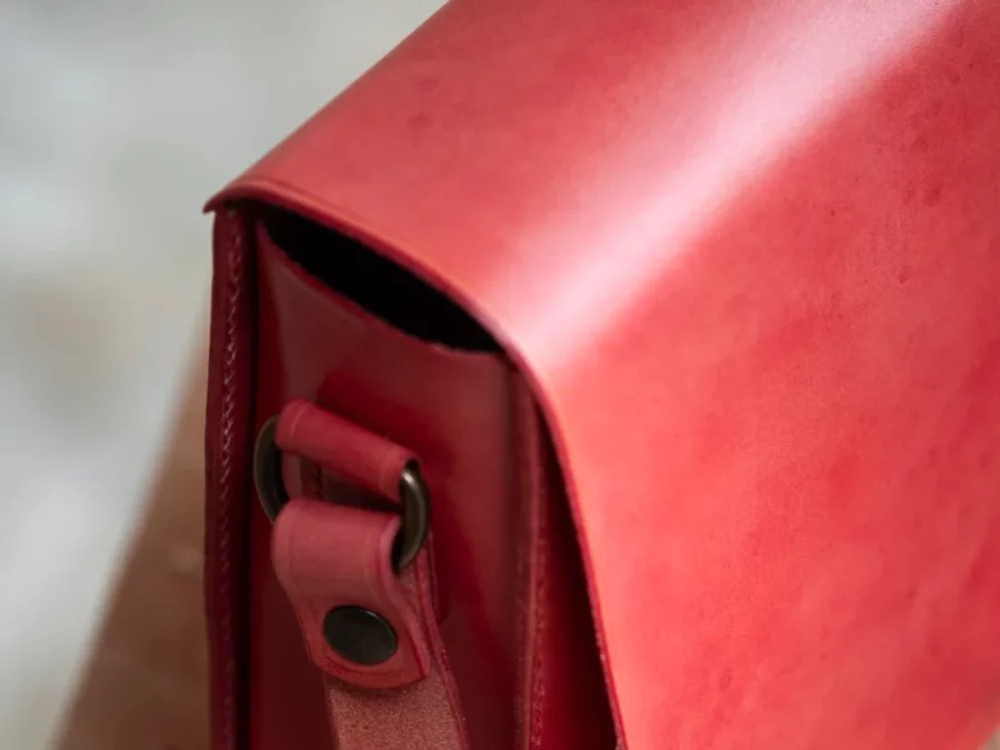Sac rouge en cuir vue de près