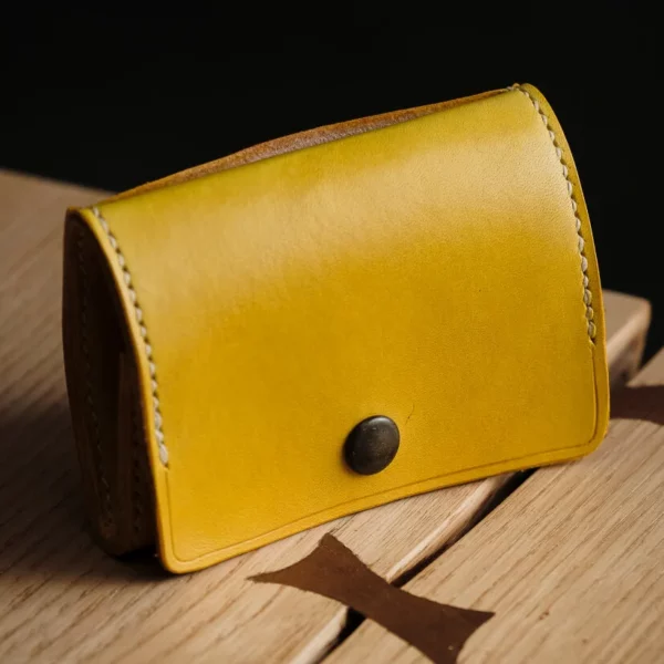 porte monnaie jaune en cuir