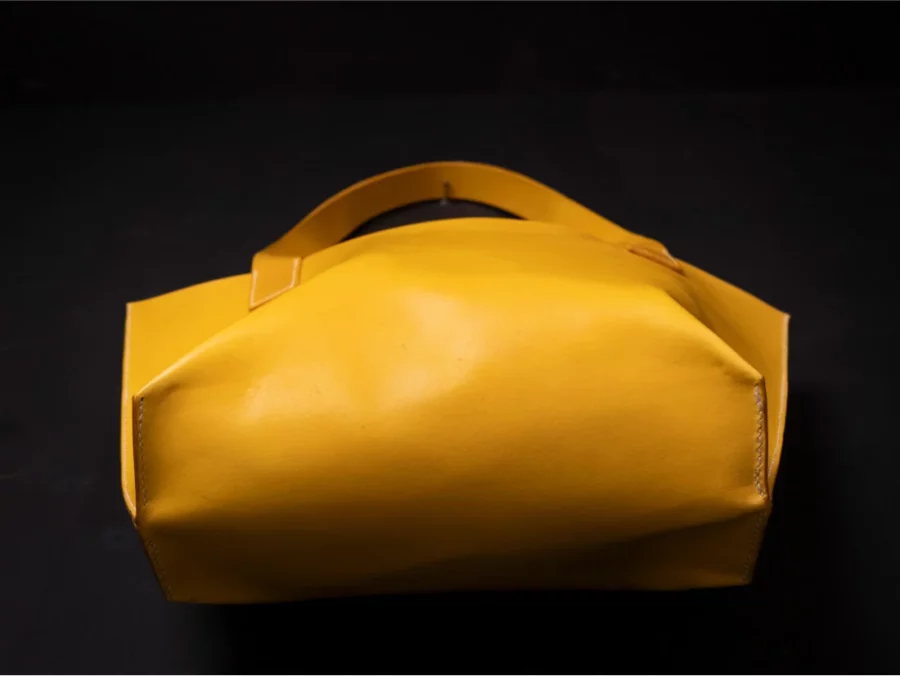 sac en cuir vue de dessous